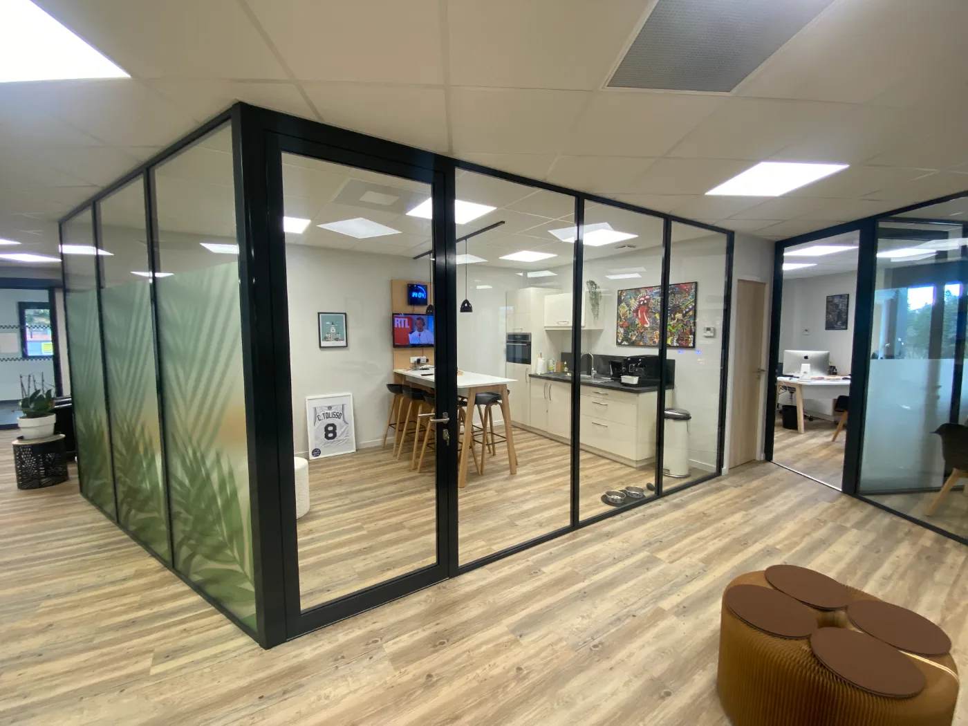Agence AXA après sa rénovation électrique complète : bureaux vitrés et éclairage encastré