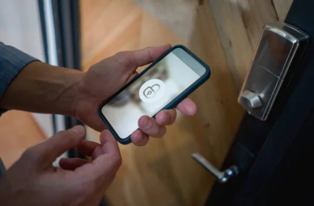 Serrure connectée pilotée depuis un smartphone, domotique près de Roanne